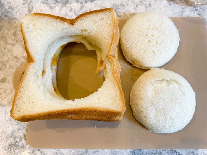 コップで「ギュッ」とするだけ♡いつもの食パンが爆速で〈ランチパック風〉になる凄ワザ！