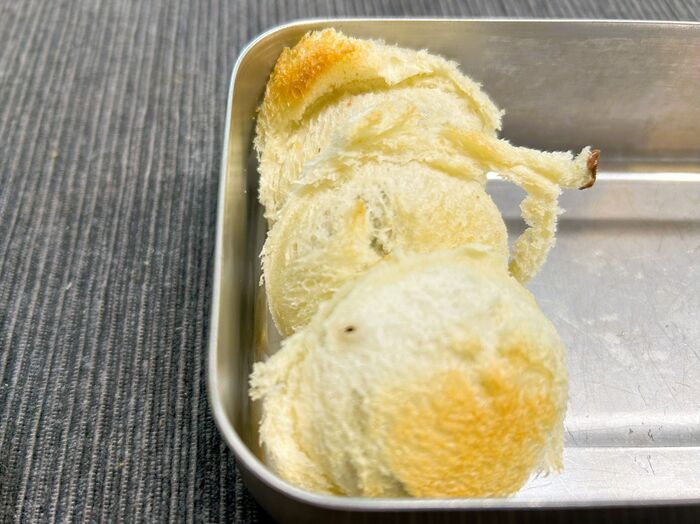 コップで「ギュッ」とするだけ♡いつもの食パンが爆速で〈ランチパック風〉になる凄ワザ！