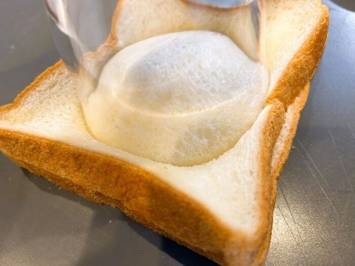 コップで「ギュッ」とするだけ♡いつもの食パンが爆速で〈ランチパック風〉になる凄ワザ！