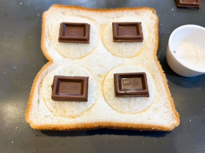 コップで「ギュッ」とするだけ♡いつもの食パンが爆速で〈ランチパック風〉になる凄ワザ！