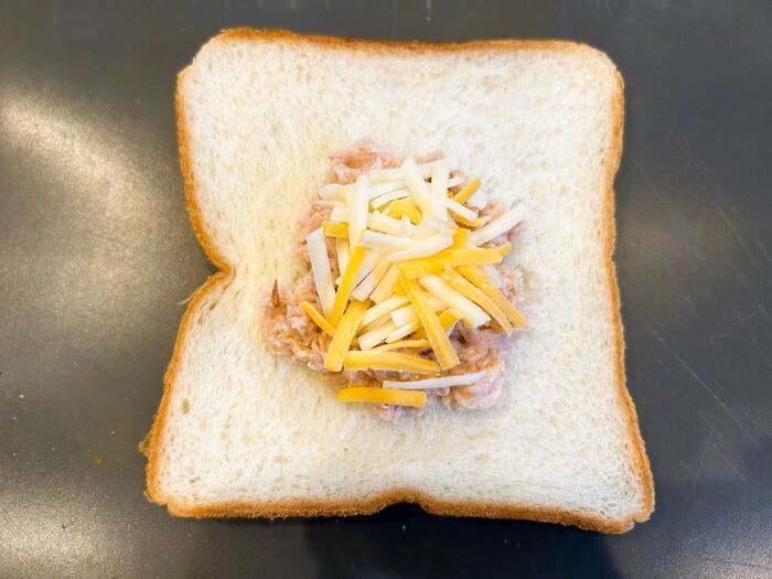 コップで「ギュッ」とするだけ♡いつもの食パンが爆速で〈ランチパック風〉になる凄ワザ！