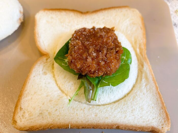 コップで「ギュッ」とするだけ♡いつもの食パンが爆速で〈ランチパック風〉になる凄ワザ！