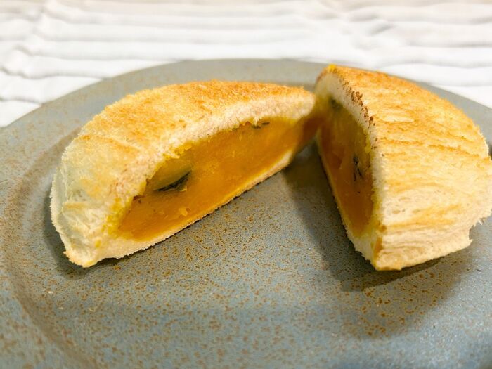 コップで「ギュッ」とするだけ♡いつもの食パンが爆速で〈ランチパック風〉になる凄ワザ！