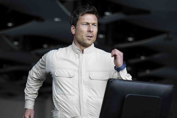 【写真】病気を患っている娘の治療費ためにデスゲームに身を投じたベン(グレン・パウエル) (C) 2025 Paramount Pictures. All Rights Reserved.