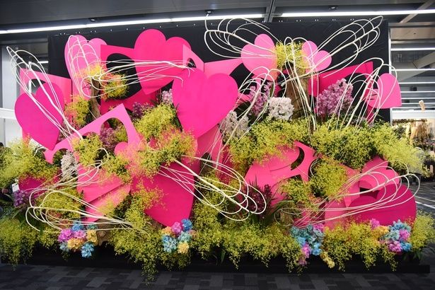 「フラワーアーティストの世界」に展示された假屋崎省吾さんの作品 撮影：ソムタム田井