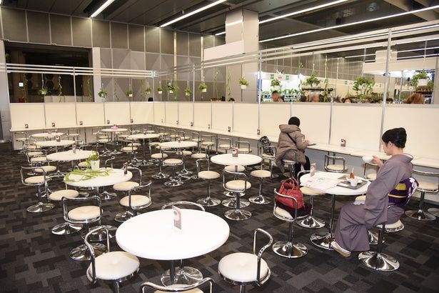 カフェコーナーも営業中 撮影：ソムタム田井