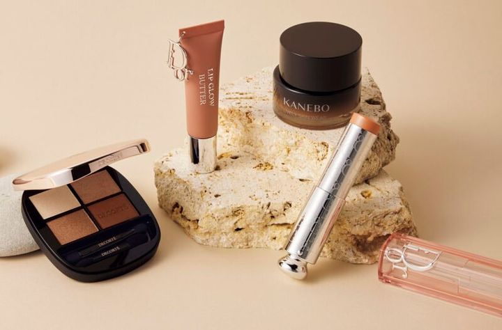 左から、コスメデコルテ スキンシャドウ デザイニングパレット 01、ディオール アディクト リップ グロウ バター 103、カネボウ ライブリースキン ウェアⅡ、ディオール バックステージ ロージー グロウ スティック 103