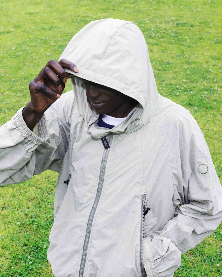 F/CE.のライン「Impression by F/CE.」として、衣服に残る“跡や痕跡（Impression）”をテーマに、機能と感性の融合を追求したプロダクトに。テーマに呼応し、時代の空気感や記憶に触れるディテールをデザインに落とし込んでいる。