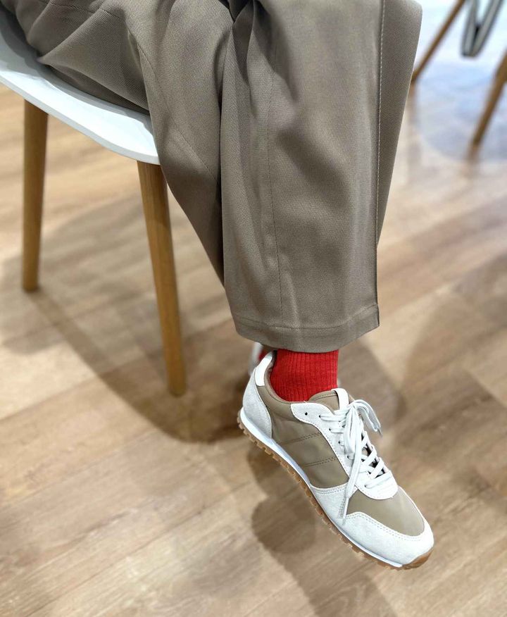 画像: 【UNIQLO：C】イージーワイドパンツ（Mサイズ着用）¥4,990、コンビネーションスニーカー¥4,990 www.uniqlo.com