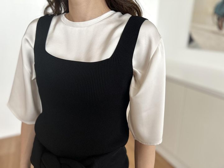 画像: 【UNIQLO：C】3Dリブスクエアネックセーターノースリーブ（Mサイズ着用）¥2,990 ※一部店舗にて発売、サテンオーバーサイズショートブラウス/5分袖（Mサイズ着用）¥2,990 ※一部店舗にて発売 www.uniqlo.com