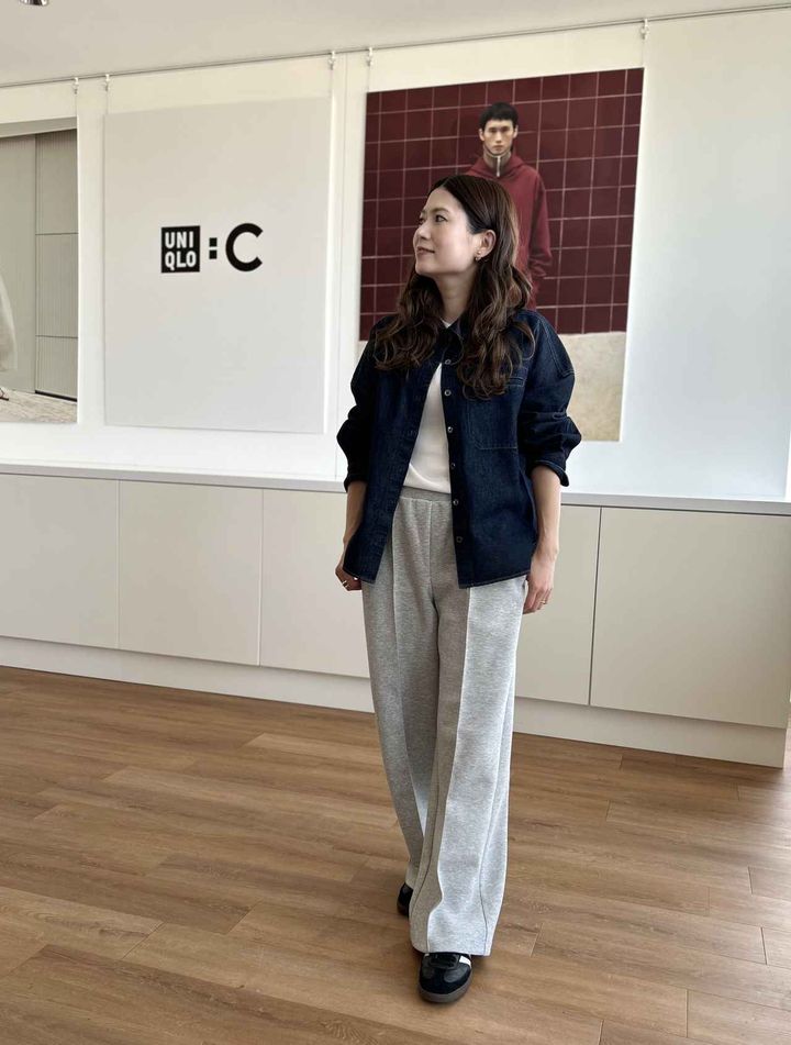 画像: 【UNIQLO：C】スウェットストレートパンツ（Mサイズ着用）¥3,990、デニムリラックスシャツ（Mサイズ着用）¥4,990 ※一部店舗にて発売、ジャケットボクシーニットT（Mサイズ着用）¥2,990 ※太田さんの身長：159cm www.uniqlo.com