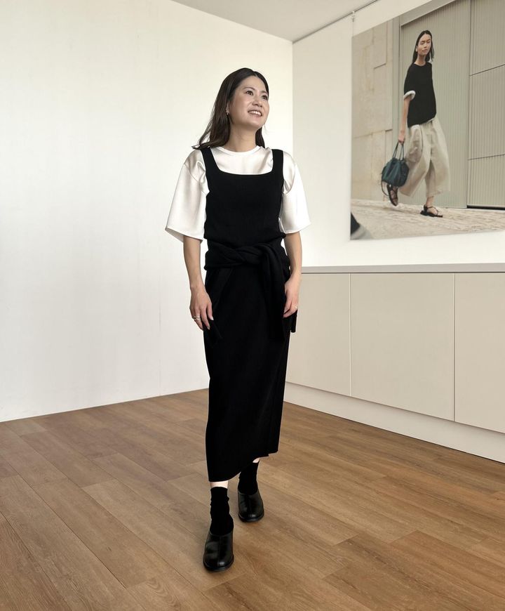 画像: 【UNIQLO：C】3Dリブスクエアネックセーターノースリーブ（Mサイズ着用）¥2,990 ※一部店舗にて発売、サテンオーバーサイズショートブラウス/5分袖（Mサイズ着用）¥2,990 ※一部店舗にて発売、ウォッシャブルミラノリブスカート¥3,990 ※一部店舗にて発売、スムースコットンクルーネックセーター¥3,990、スクエアフラットシューズ¥3,990 ※太田さんの身長：159cm www.uniqlo.com