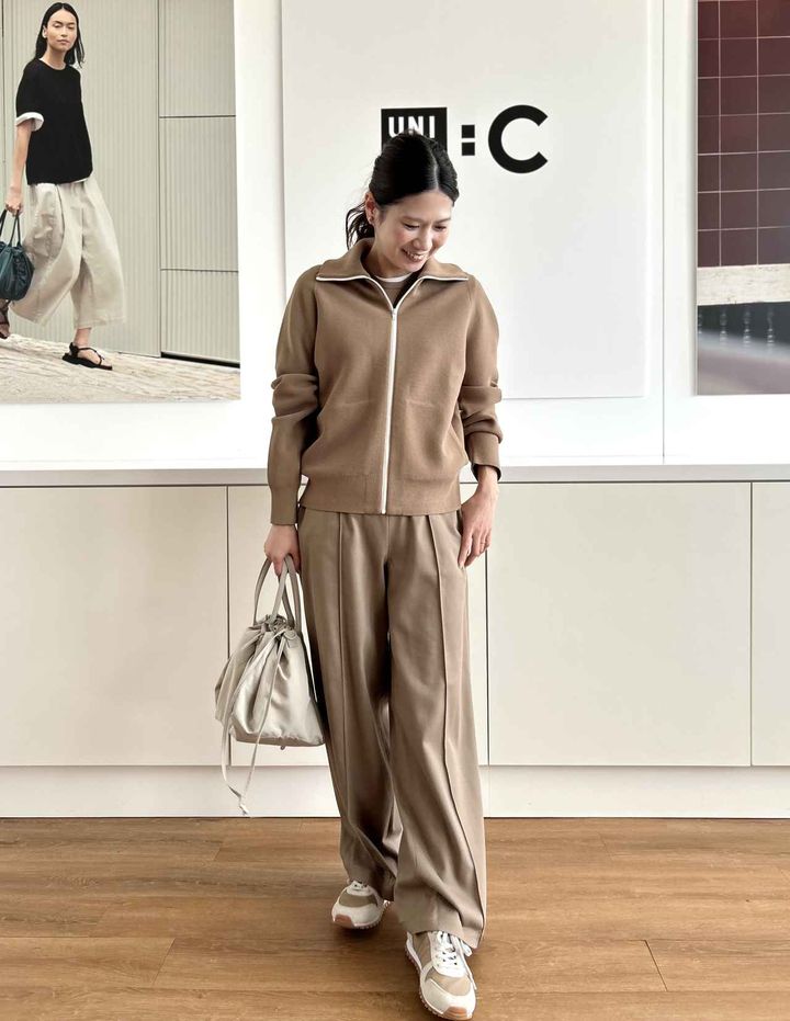 画像: 【UNIQLO：C】ミラノリブフルジップカーディガン（Mサイズ着用）¥5,990 ※一部店舗にて発売、ボクシーニットT（Mサイズ着用）各¥2,990、イージーワイドパンツ（Mサイズ着用）¥4,990 ※一部店舗にて発売、ドローストリングバッグ¥2,990、コンビネーションスニーカー¥4,990 ※太田さんの身長：159cm www.uniqlo.com