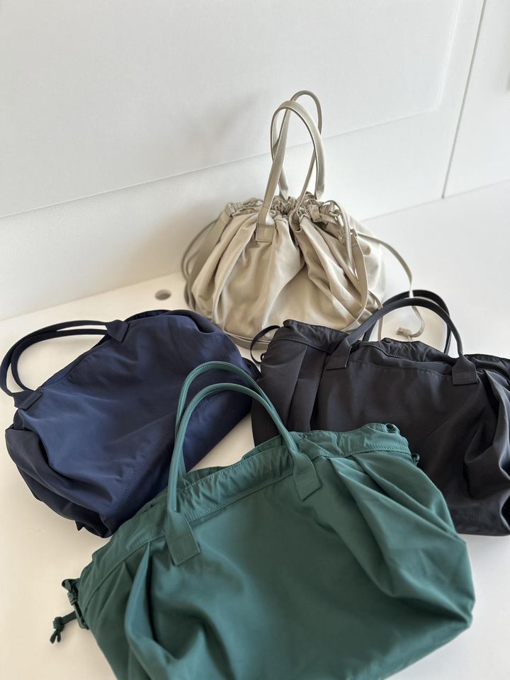 画像: 【UNIQLO：C】ドローストリングバッグ各¥2,990 www.uniqlo.com
