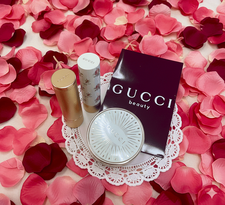 GUCCI Beautyの新作チークとリップをローズペタルの上に並べたビジュアル。バレンタインムードのご褒美コスメ