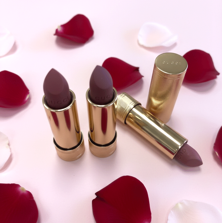 GUCCI Beautyのリップ「ルージュ ア レーヴル マット」。ゴールドケースと深みカラーが映える新作リップ