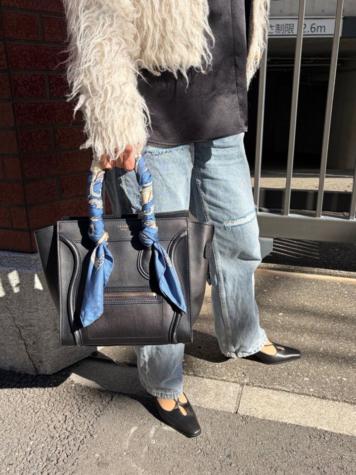 バッグは「セリーヌ」巻いているスカーフは「エルメス」