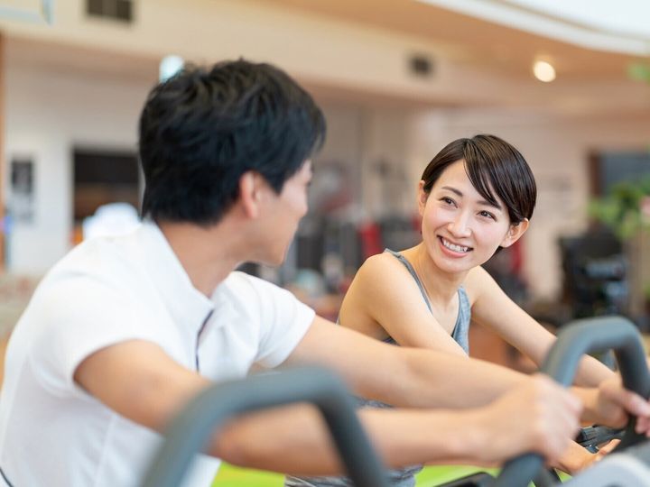 あいさつをすると返してはくれるが、ニコリともしない。そんな人が最近増えているようだ。あいさつするときは無意識にほほ笑みが出るものだと思っていたが、「無表情の人」はなぜ笑わないのだろうか。話を聞いてみた。※サムネイル画像：PIXTA