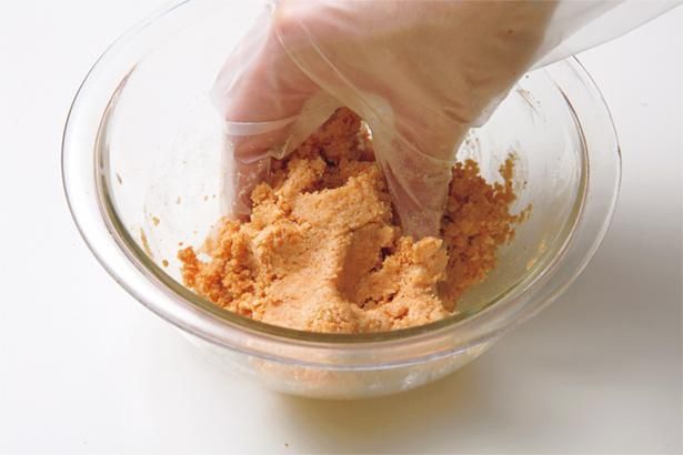 手でしっかり混ぜる （C）げんきスイーツ／KADOKAWA