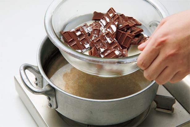 鍋にぬるま湯をはり、その中に6のボウルを入れる （C）げんきスイーツ／KADOKAWA