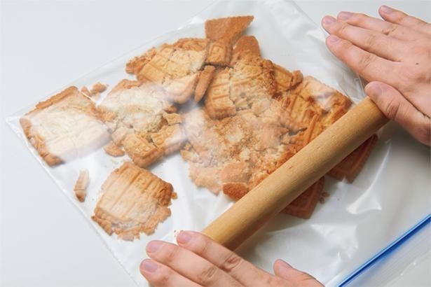 めん棒でのばすようにしてさらに細かく砕く （C）げんきスイーツ／KADOKAWA