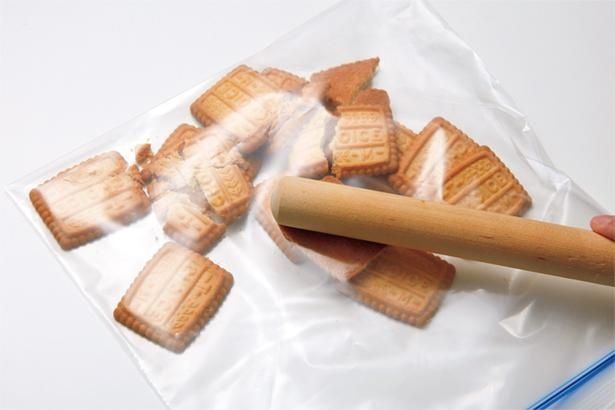 ビニール袋にクッキーを入れてめん棒でたたいて砕く （C）げんきスイーツ／KADOKAWA