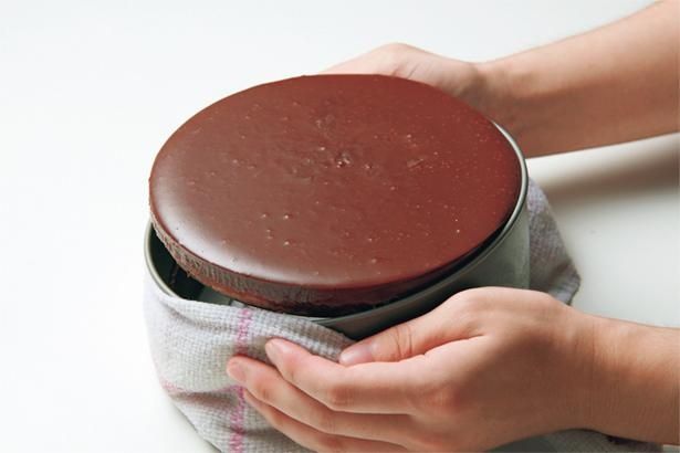 冷蔵室で冷やし固め、温かい濡れ布巾で型の側面を覆い、型を抜く （C）げんきスイーツ／KADOKAWA