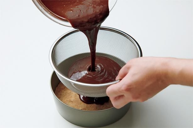 チョコをざるでこしながらクッキー生地に流し入れる （C）げんきスイーツ／KADOKAWA