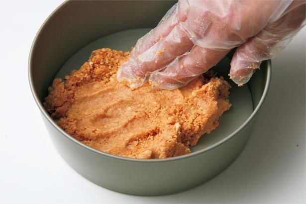 ケーキ型に生地を入れて全体に広げる （C）げんきスイーツ／KADOKAWA