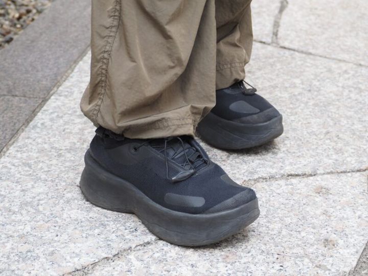 サロモンのスニーカー