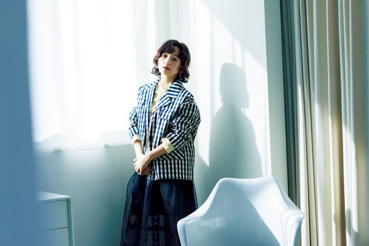 ブラウス¥79,200 ／シー ニューヨーク（エスアンドティ）、ジャケット¥52,800、スカート¥46,200／ともにバウム ウンド へルガーテン（エスアンドティ）、ピアス（参考価格）／マキササキジュエリー、ネックレス¥33,000／マサナ、リング¥23,760／ノムグ