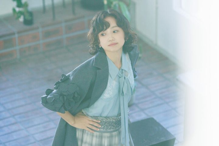 レースブラウス¥85,800、ジャケット¥165,000、スカート¥132,000 ／すべてケイタマルヤマ、ピアス¥82,500 ／ヒロタカジュエリー（ヒロ タカ 表参道ヒルズ）