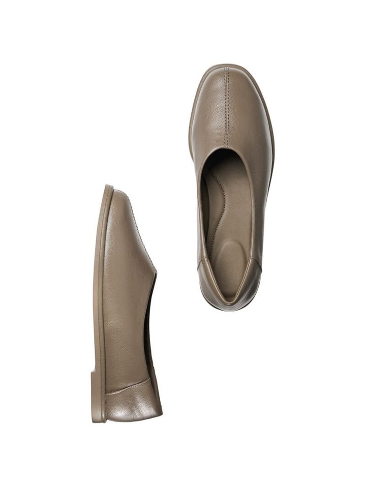 スクエアフラットシューズ 3990円（税込）