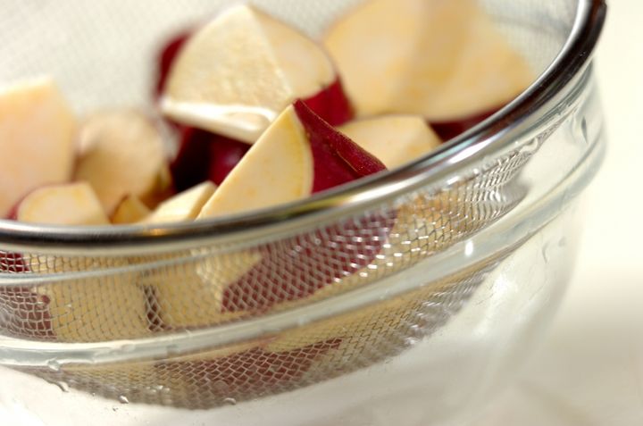 サツマイモの甘みそ煮の下準備1