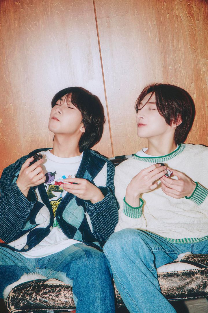 チョコレートを味わうROIROMの2人、リラックスしたムードが漂うバレンタインシーン