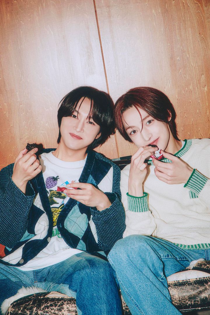 ROIROMの2人がチョコを楽しむリラックスショット