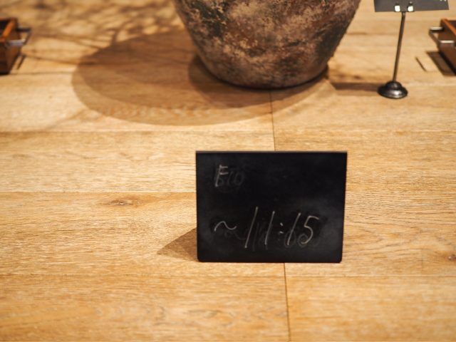 SiKiTO CAFE 店内テーブル