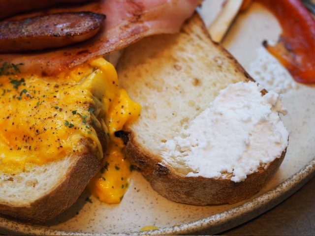 パンに塗ったココナッツクリーム