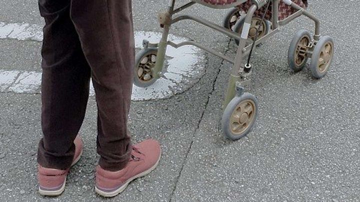 おばあさんを誘導して無事歩道へ（画像はphotoAC）