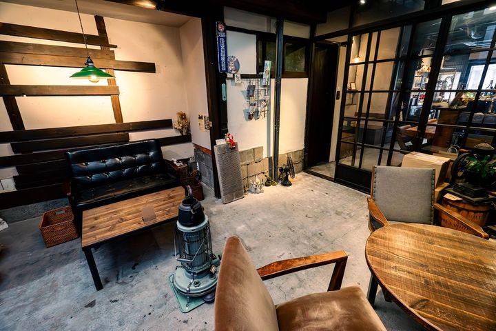 奥のソファー席