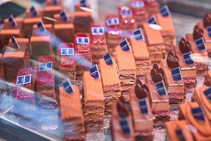 生ものであるガトー（ケーキ）はフランスのレシピに忠実に国内製造されている