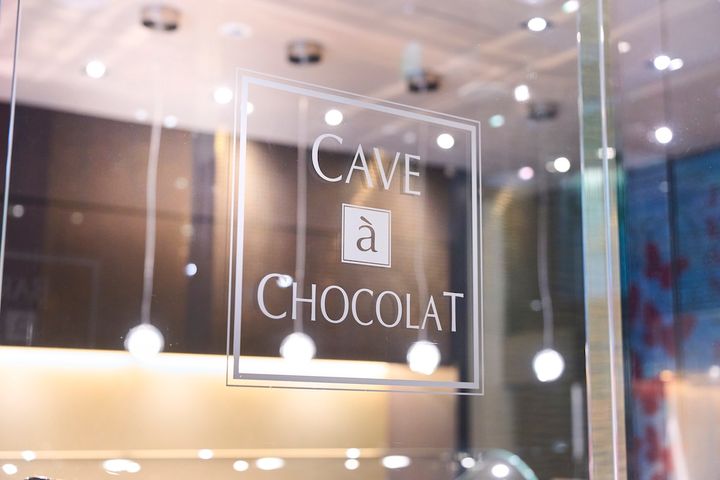 ブティックエリアのドアにあるロゴサイン