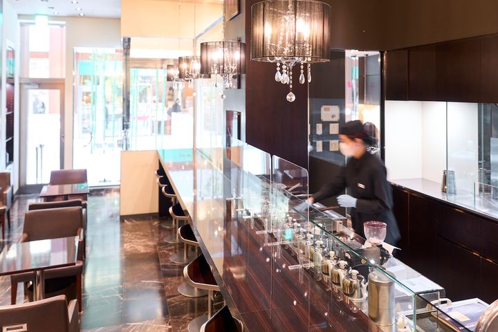 作り立てスイーツはカウンター越しの店内キッチンで作られる