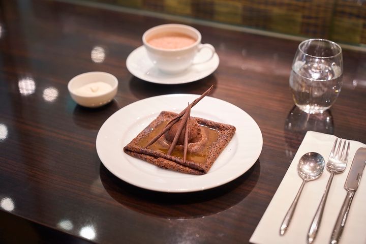 「クレープ ショコラ オランジュ」ドリンク付き2310円。2026年2月時点の季節限定メニュー