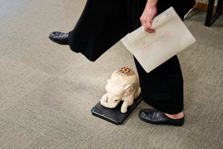 「香象」をまたぐことでお香の煙を体にまとい身を清められる