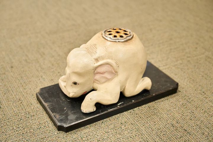 道場に入る際は象の形をした香炉「香象」をまたぐ