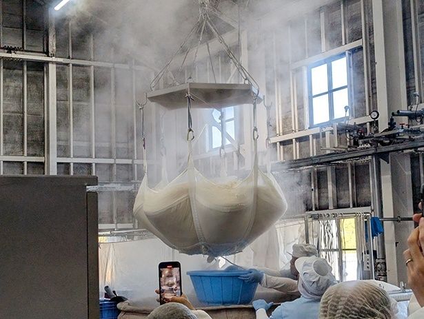 蒸し上がった米はクレーンを使って運ぶ。この日蒸し上げた米は170キロ