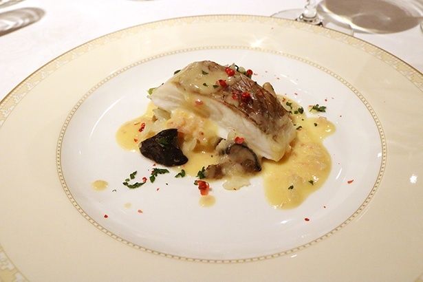 魚料理は「鳴門鯛のプァプールときのこのリゾット 鳴門井上味噌とベルモットのソース」。名物の鳴門鯛を酒で蒸し上げ、昔ながらの木樽で製造されている鳴門井上味噌の味噌とベルモットを使ったソースを添えている