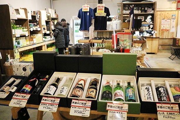 さまざまなアイテムが並ぶ「ナルトタイの店」