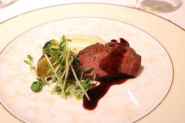 肉料理の「香味野菜をまとった国産牛フィレ肉のロースト 焦がし醤油の香り 赤ワインのアクセント」